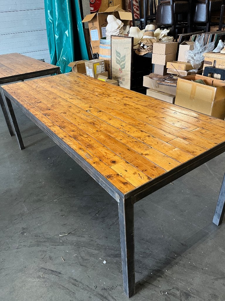 2 Fraaie Industriele Tafels 220 cm lang, Ophalen