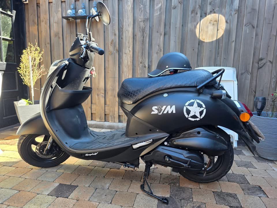 Sym MIO 25 km uitvoering, Fietsen en Brommers, Ophalen, Zo goed als nieuw, Mio