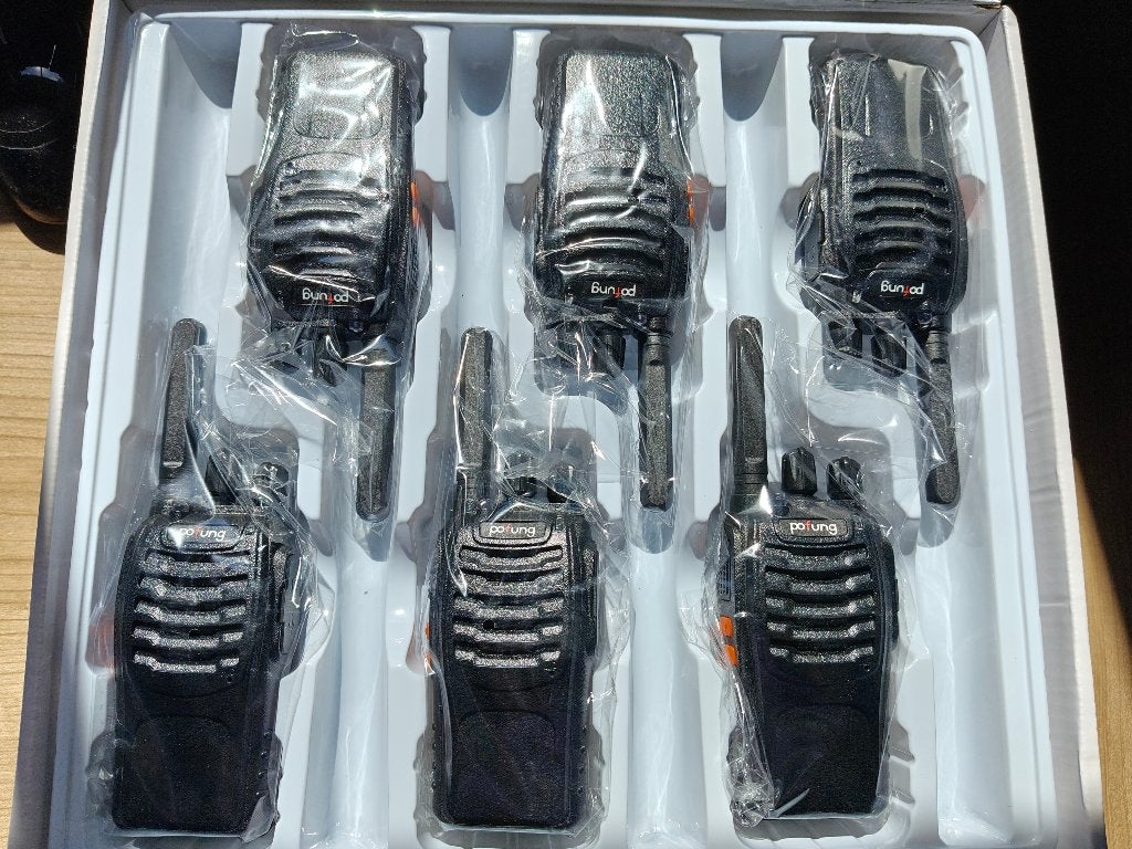 Nieuwe set 6 walkietalkies met lader en oortjes, Telecommunicatie, Portofoons en Walkie-talkies, Nieuw, Ophalen of Verzenden, Portofoon of Walkie-talkie