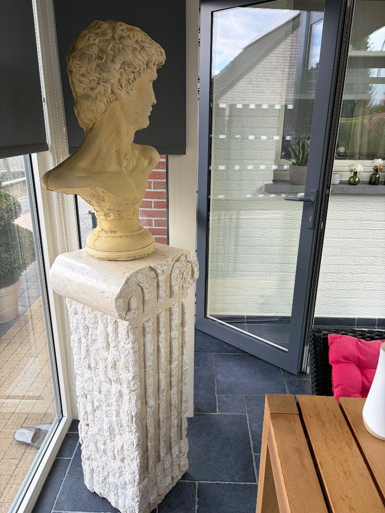 Klassiek borstbeeld op decoratieve zuil., Ophalen, Gebruikt