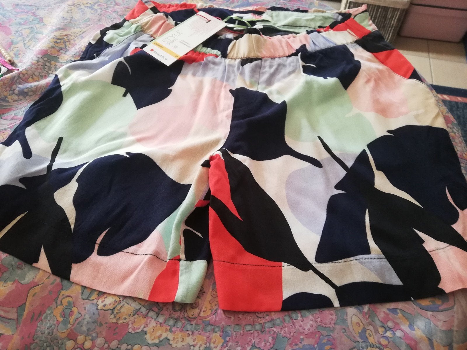 Shorten en topjes M/L nieuw en z.g.a.nieuw, 5 eu, afhalen., Ophalen
