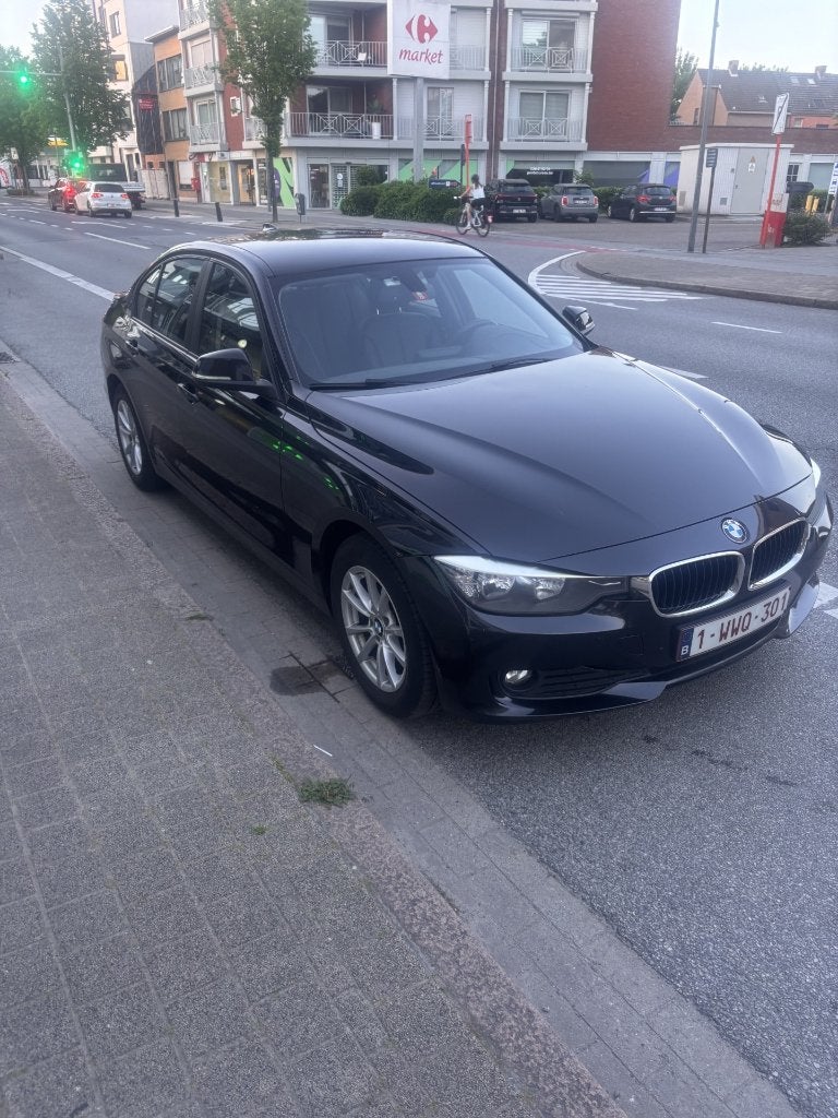 bmw F30 318D, Autos, Achat, Boîte manuelle, Entretenue par le concessionnaire, Noir