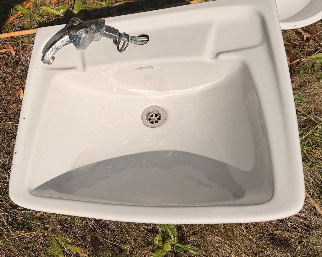 GRATIS – 2 WC’s en 3 lavabo’s – afhalen Boechout, Ophalen, Gebruikt