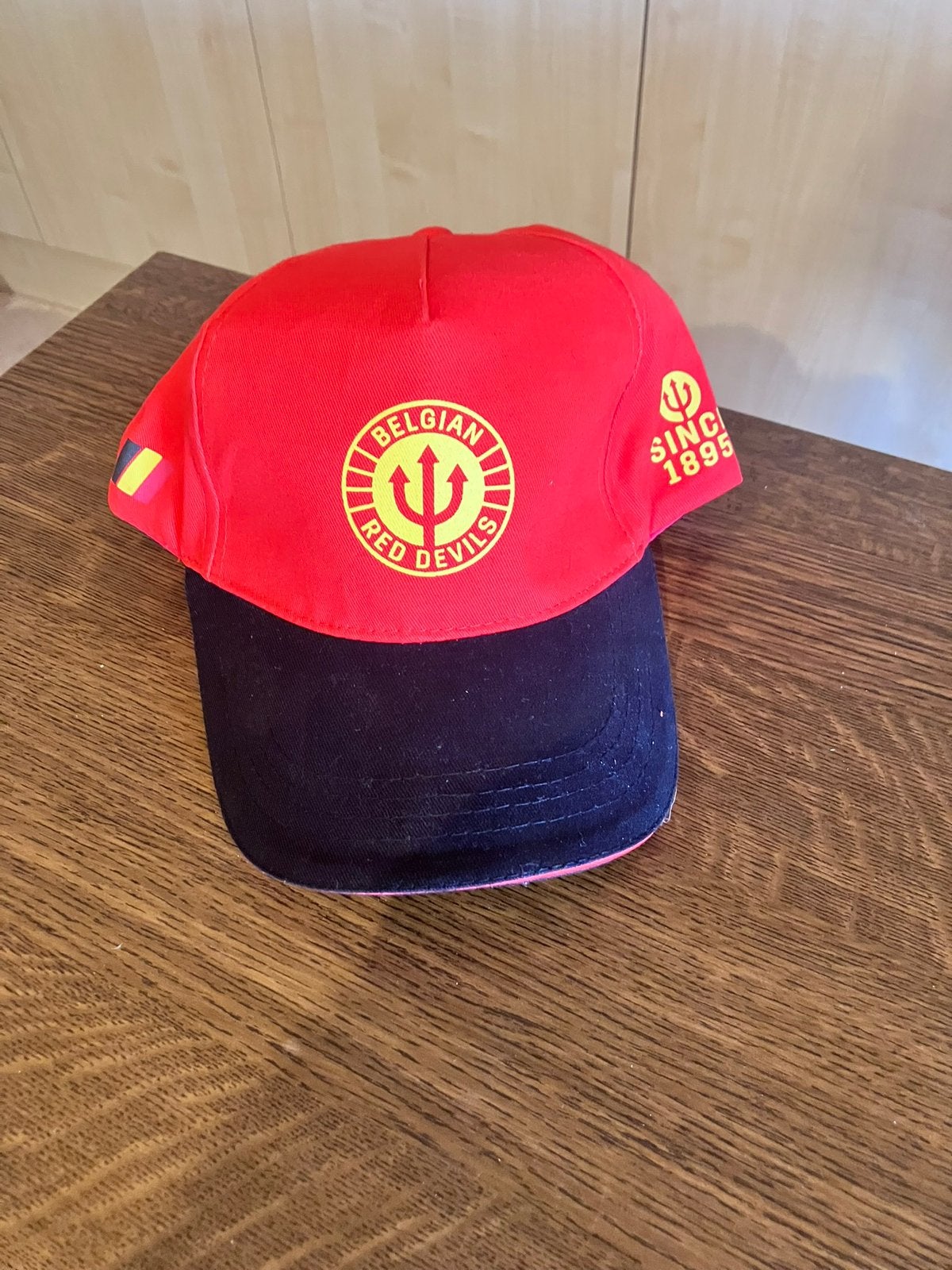Pet rode duivels, Ophalen of Verzenden, Zo goed als nieuw