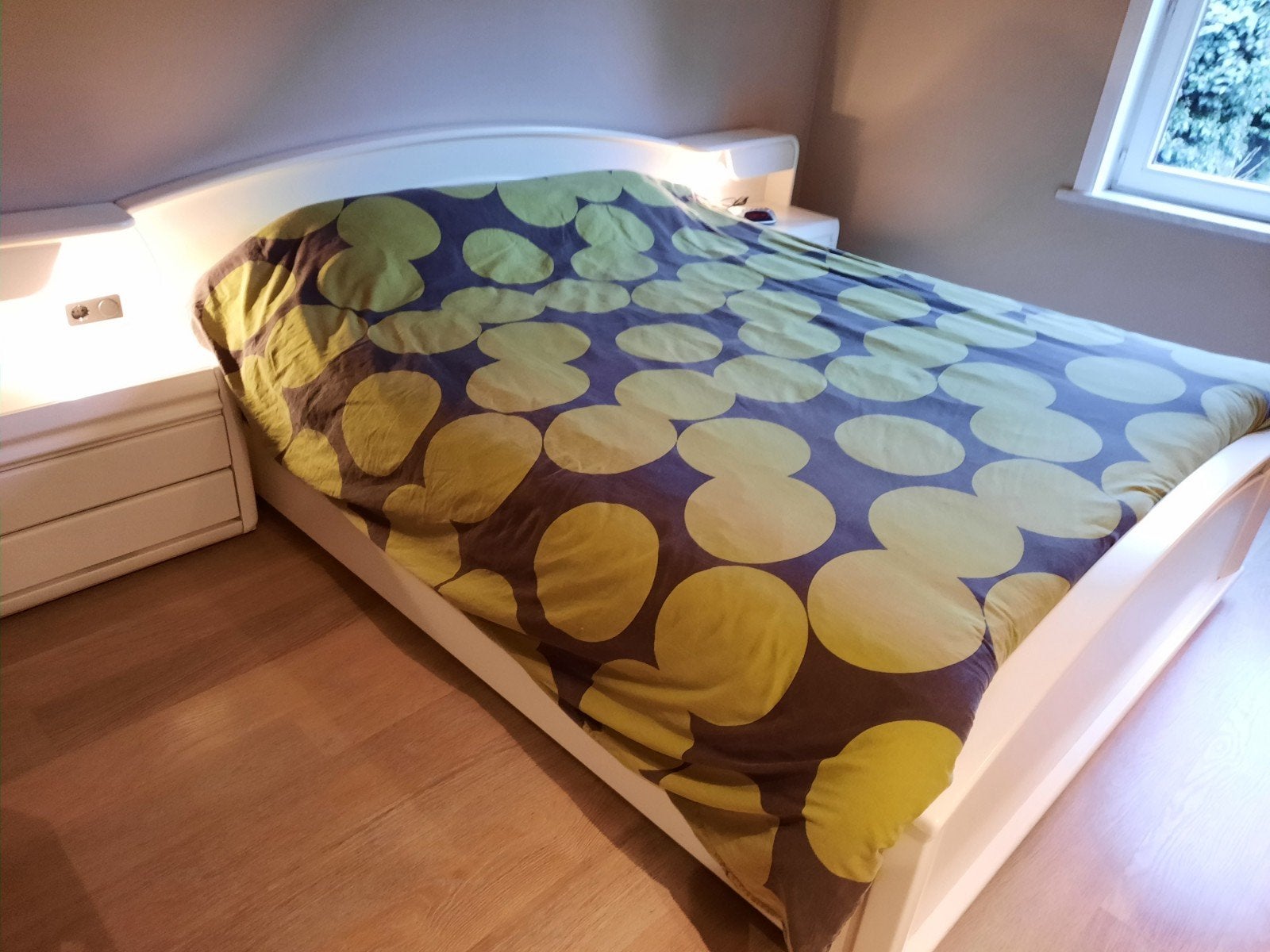 bedkader met 2 nachtkastjes, Ophalen
