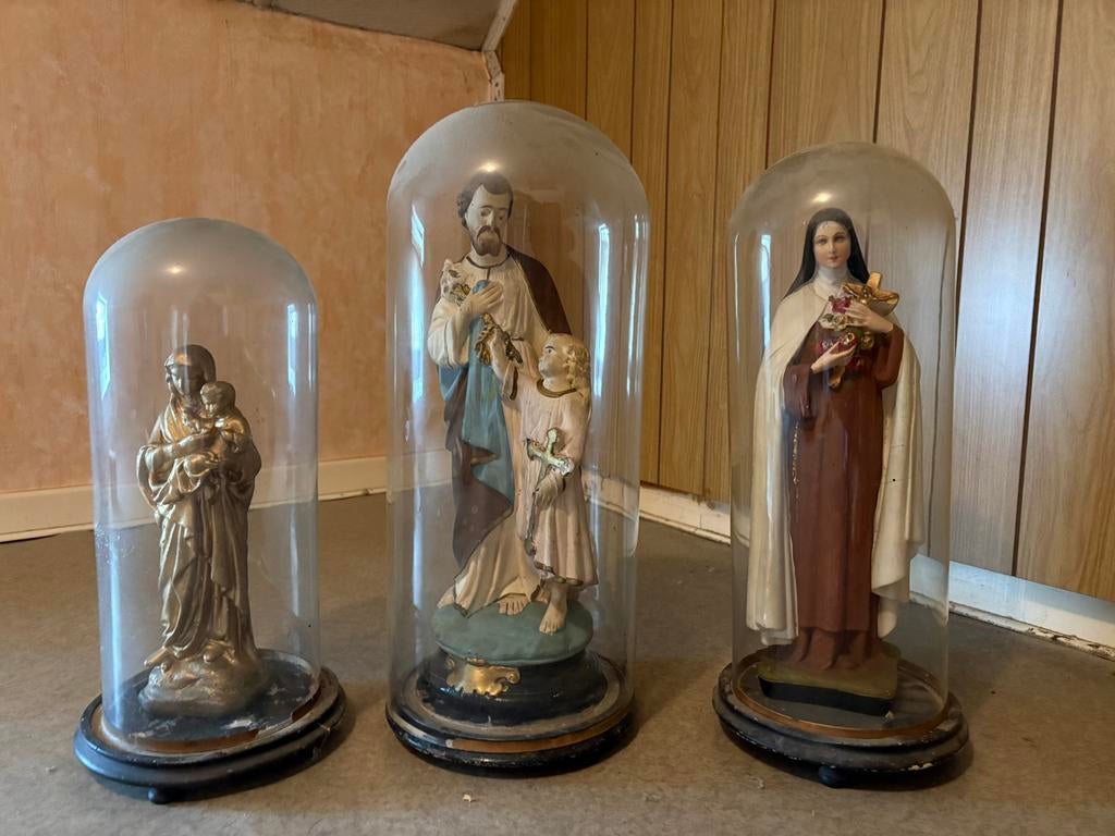 Religieuze beelden onder stolp, Ophalen