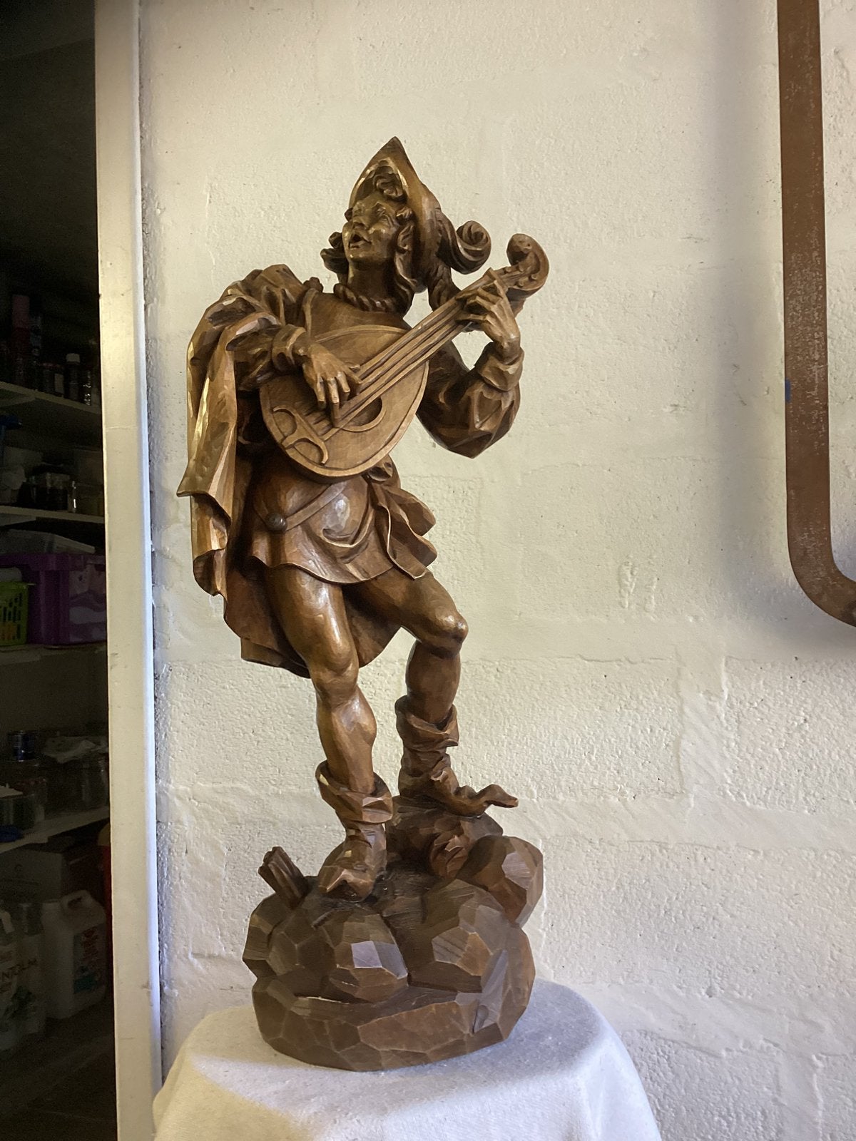 Statue en bois. Ménestrel au luth., Enlèvement, Bois, Statue