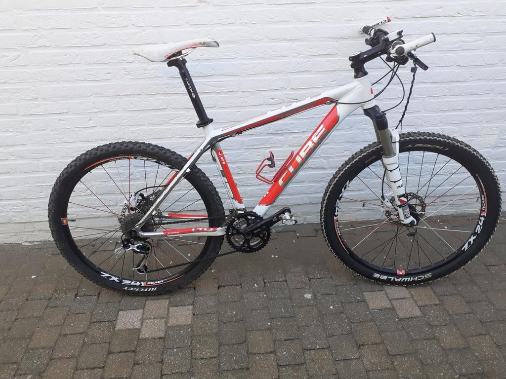 Mountainbike, merk Cube.kleur wit rood.maat 26 inch, Fietsen en Brommers, Ophalen