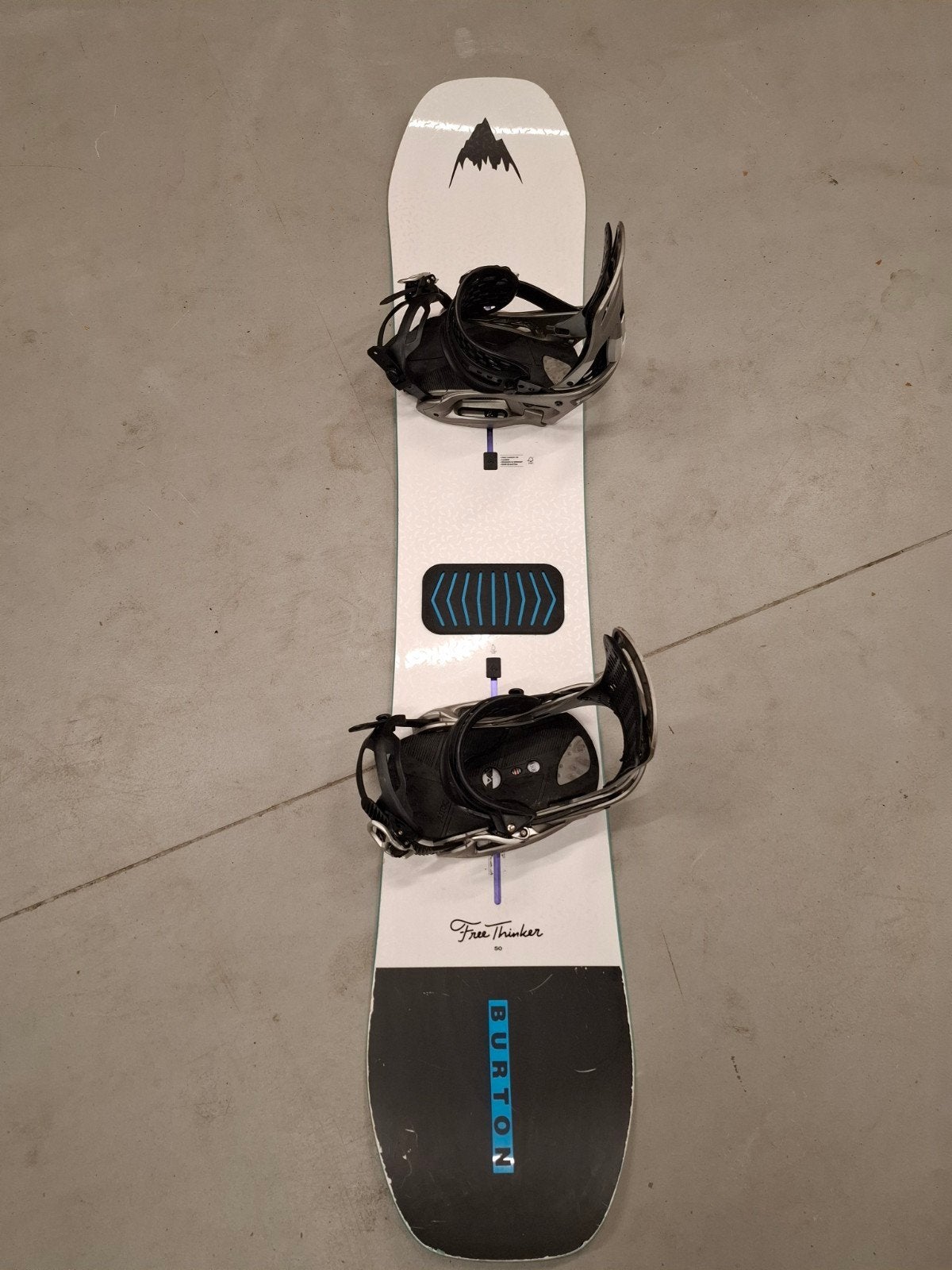 Burton free thinker + Cartel EST, Sports & Fitness, Enlèvement, Utilisé, Planche
