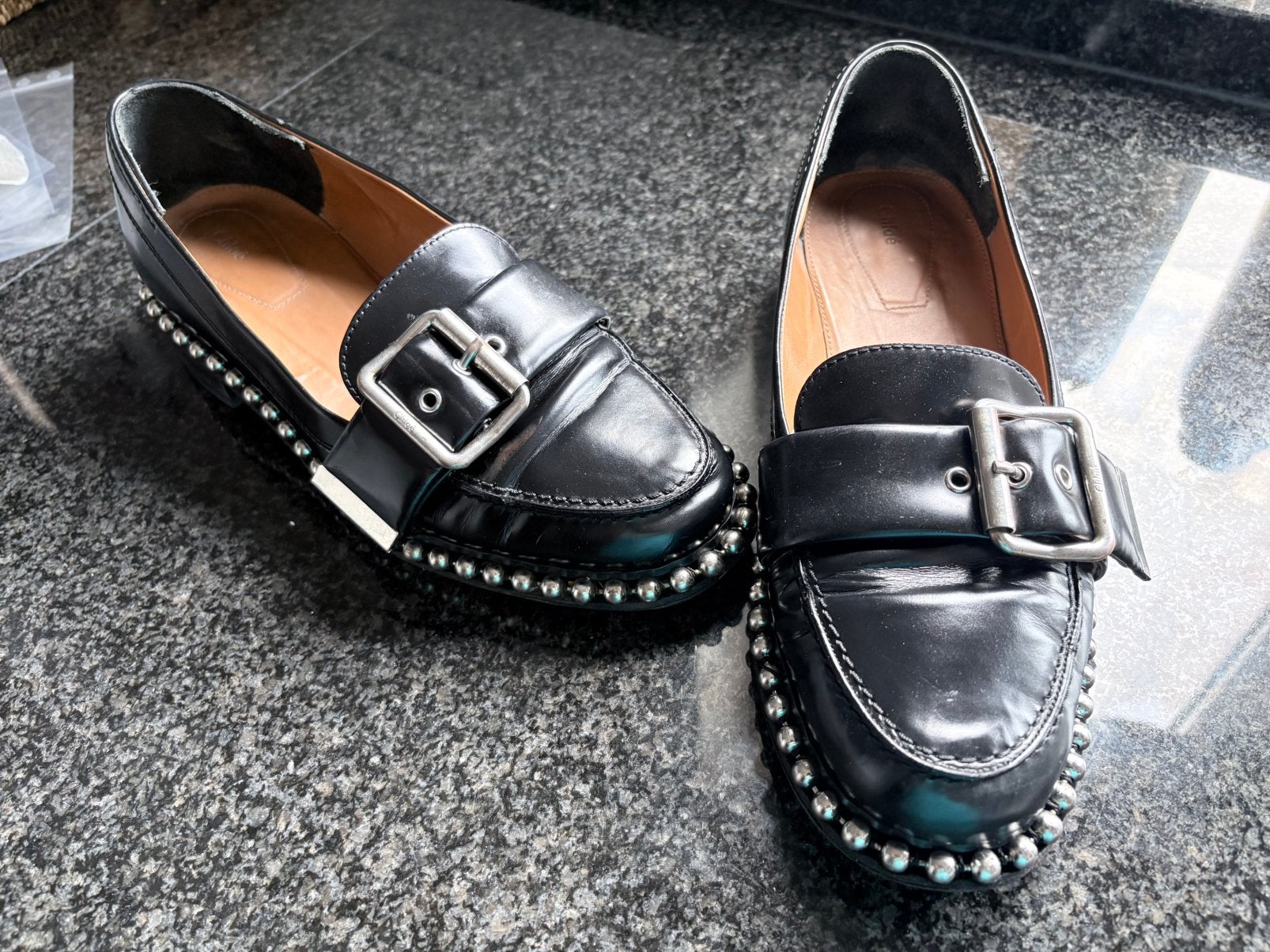 Originele Chloé Zwarte Leren Loafers met Studs – Maat 40.5, Kleding | Dames, Ophalen of Verzenden, Gedragen, Instappers, Zwart