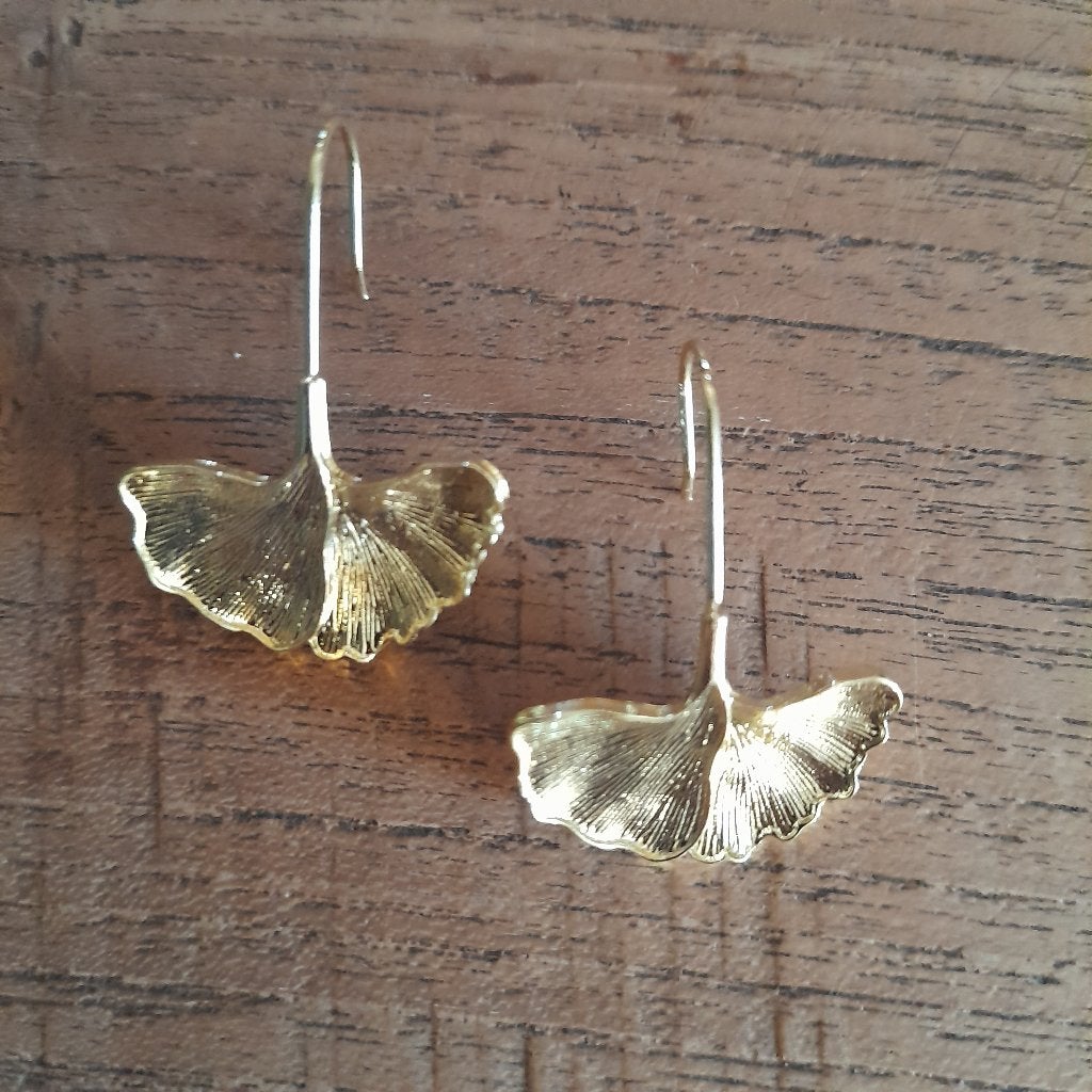 Fijne gingko blad oorbellen GRATIS verzending, Handtassen en Accessoires, Oorbellen, Ophalen of Verzenden, Nieuw, Goud, Hangers