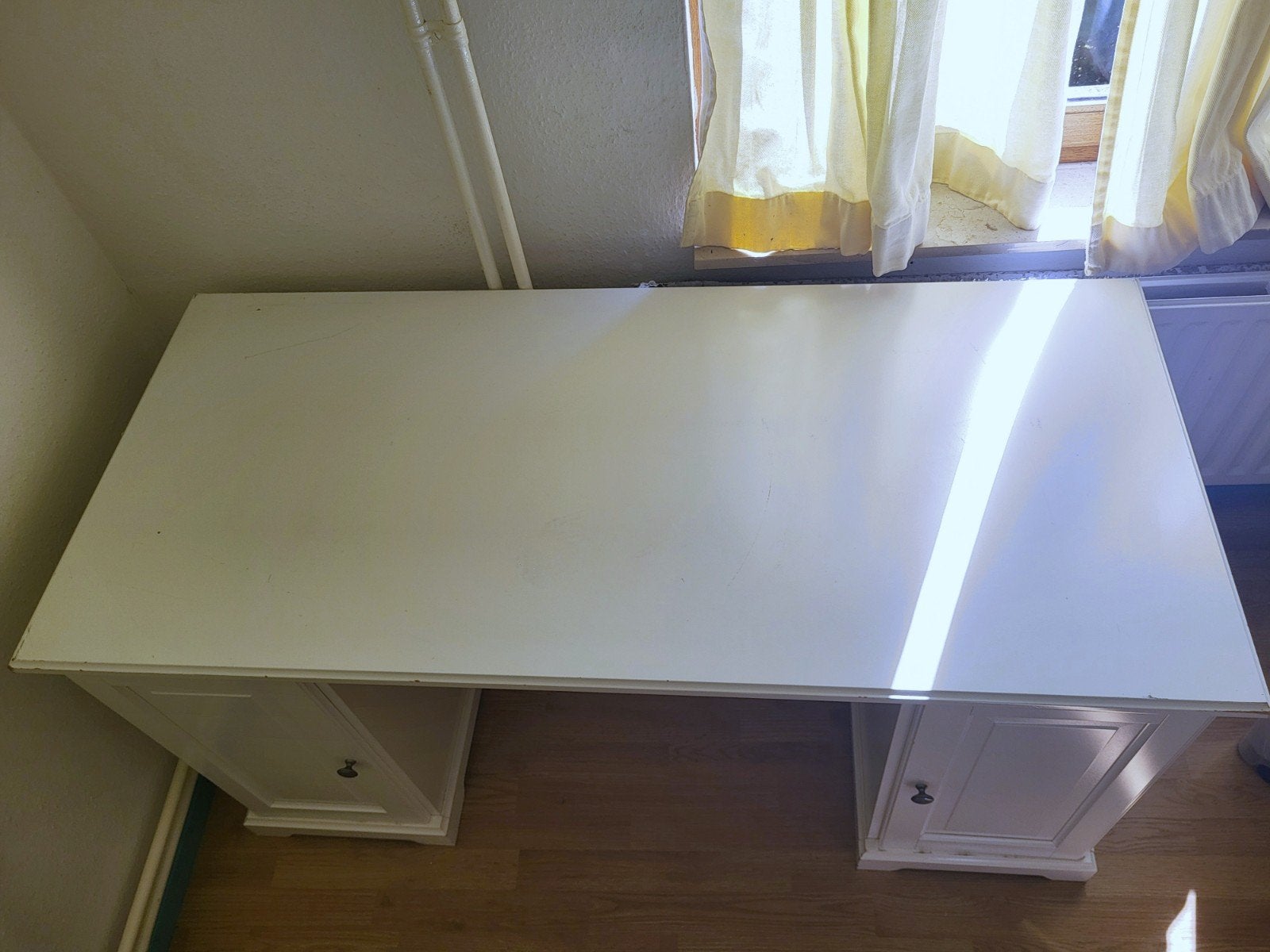 Charming White Desk with 2 Storage Cabinets – Spacious 145cm, Ophalen, Gebruikt, Computerbureau, Overige materialen