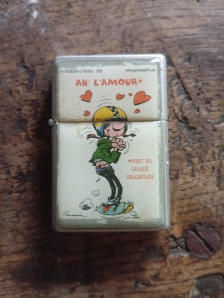 1 biquet Gaston (Style Zippo), Collections, Personnages de BD, Enlèvement ou Envoi, Gaston ou Spirou, Comme neuf, Ustensile