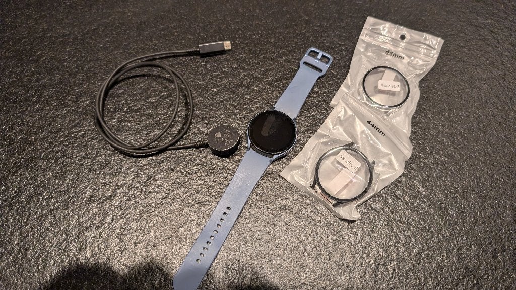 Galaxy watch 5 (44mm) + oplader + 2 screenprotectors, Enlèvement ou Envoi, Comme neuf, Bleu, Samsung watch 5