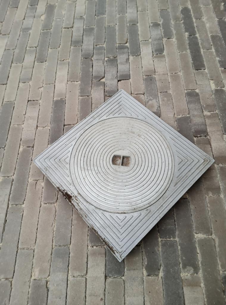 Putdeksels diameter 32 cm en 40,5 cm, Doe-het-zelf en Bouw, Buizen en Afvoer, Ophalen
