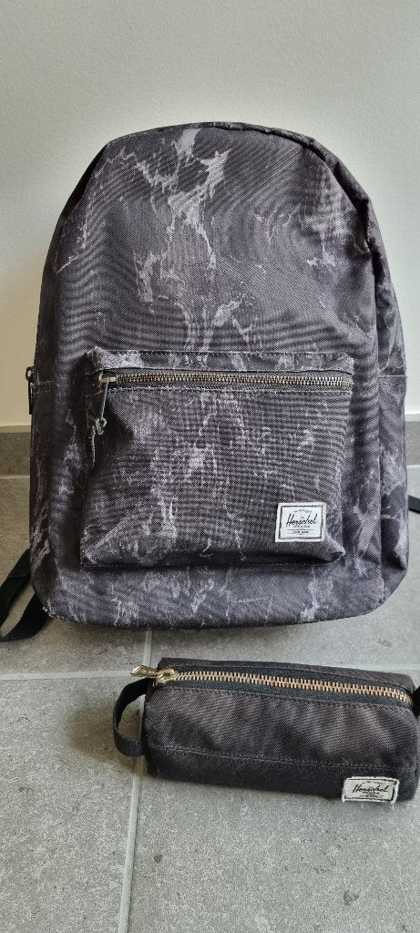 Herschel Settlement Rugzak + Pennenzak (Set - Black Marble), Handtassen en Accessoires, Tassen | Rugtassen, Ophalen of Verzenden