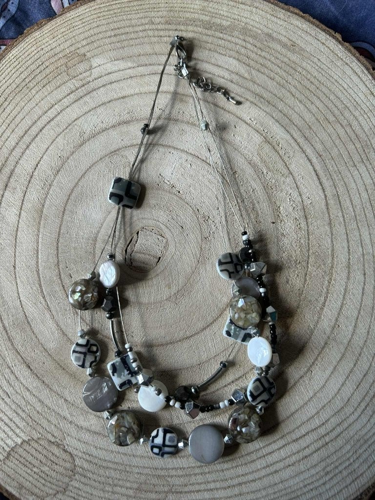 Collier avec perles blanches et grises, Handtassen en Accessoires, Kettingen, Ophalen, Zo goed als nieuw, Wit, Overige materialen