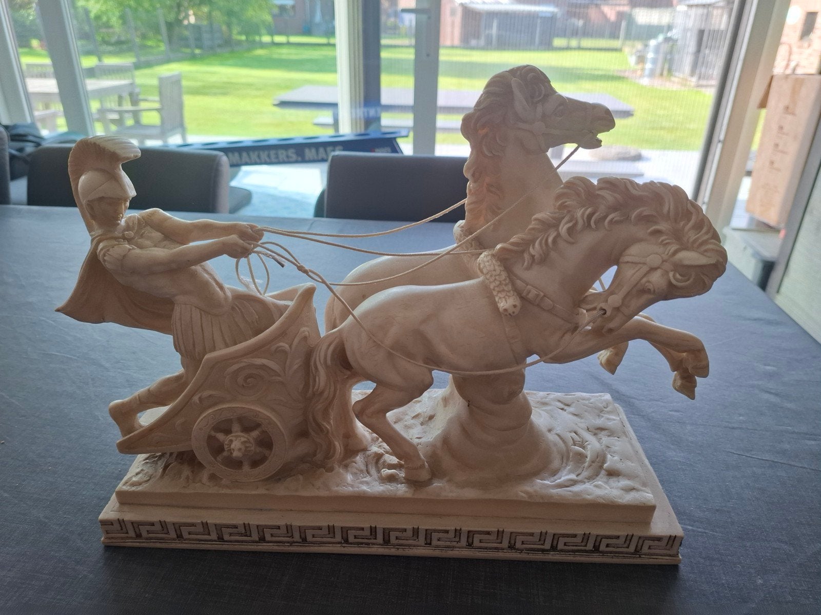 beeld romein met 2 paarden, Antiek en Kunst, Art deco, Ophalen of Verzenden, Wit, Scène