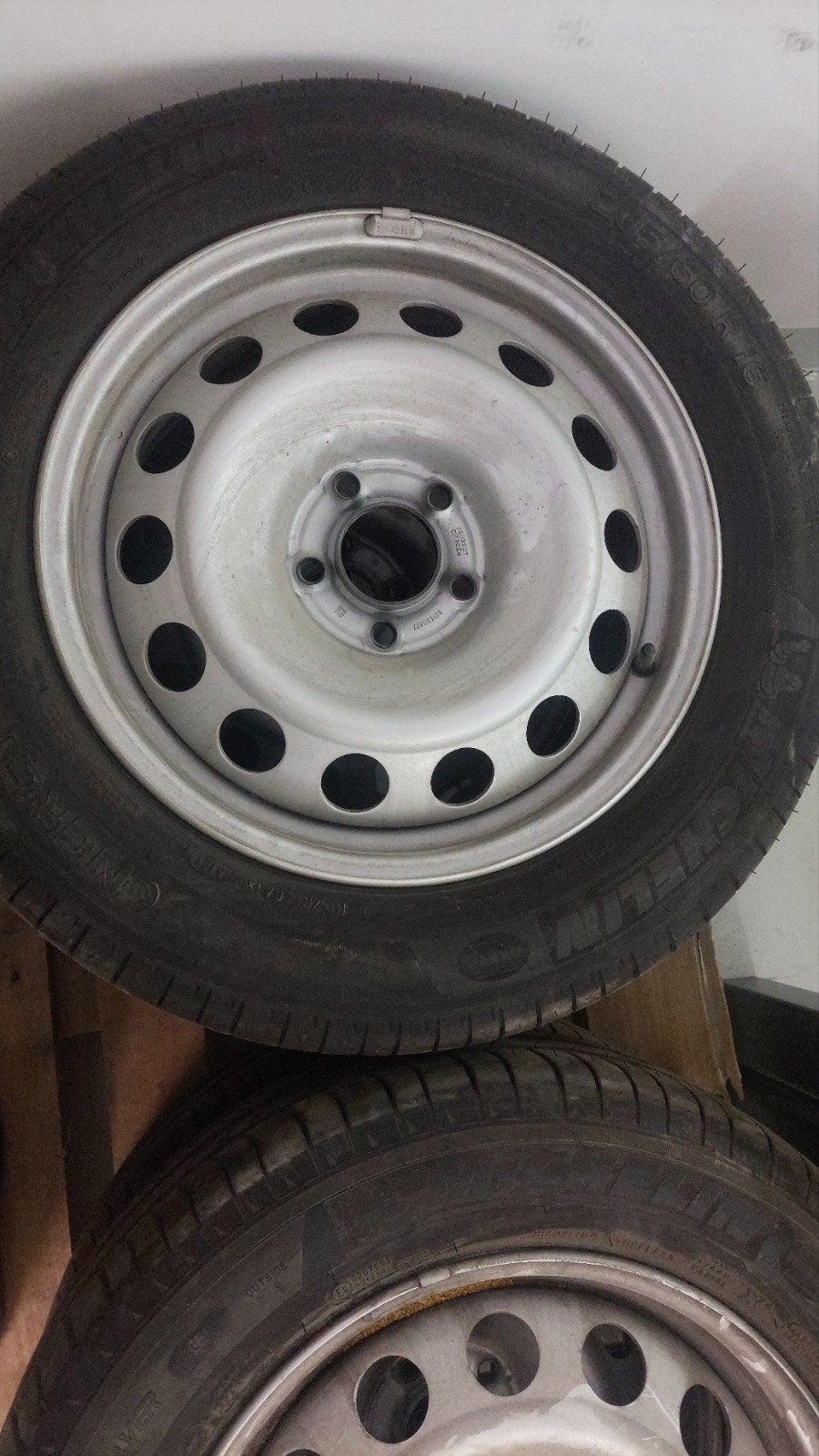 Pneus hiver sur jantes Michelin très bonne état, Autos : Pièces & Accessoires, Enlèvement, Pneus hiver, Pneu(s)