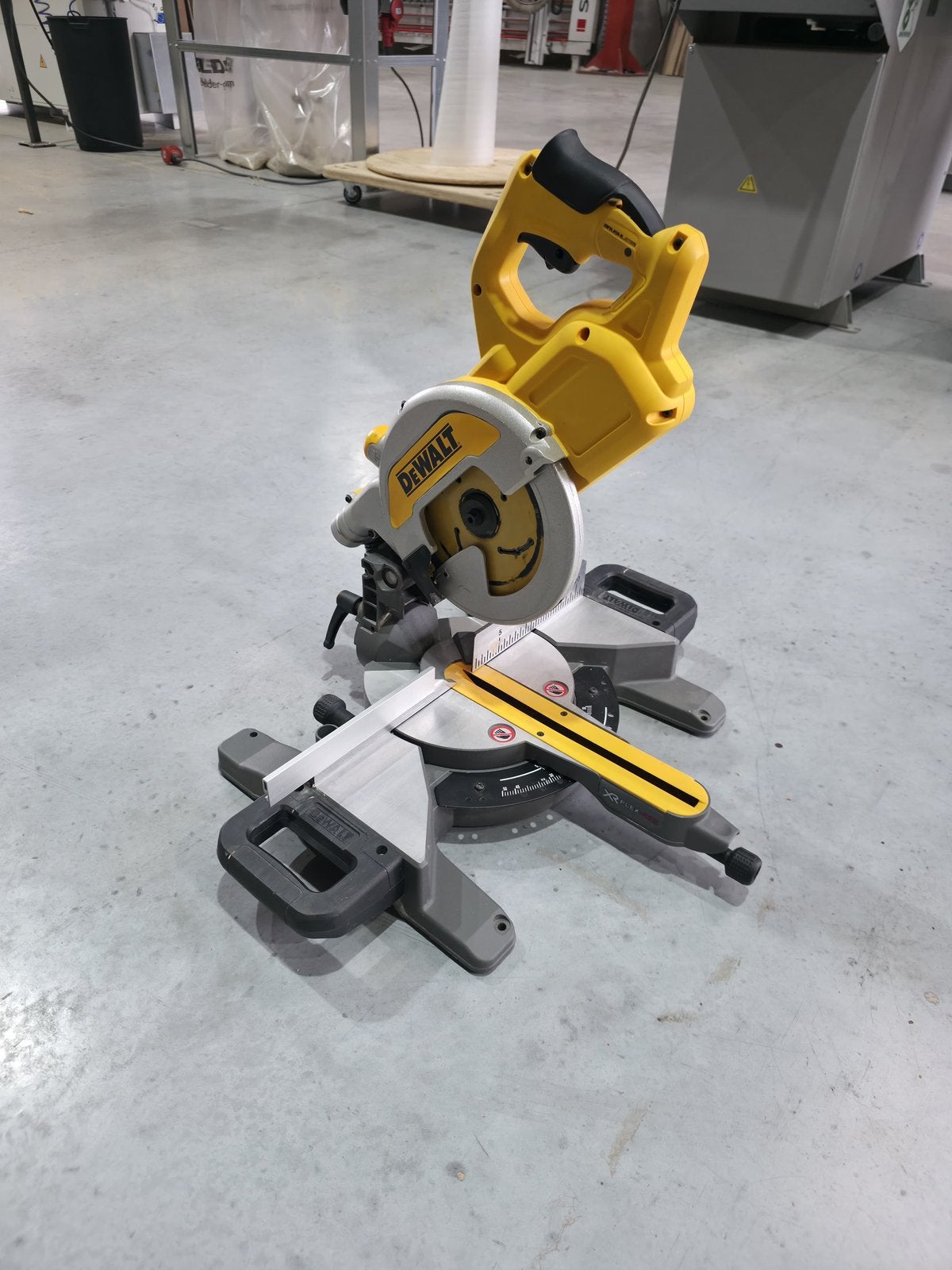 Scie à onglet Dewalt - Comme neuve, Bricolage & Construction, Moins de 600 watts, Scie à onglet, 30 à 70 mm, Comme neuf