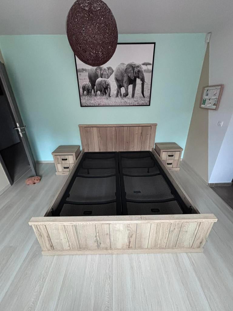 Lit avec sommier et 2 tables de chevet, Enlèvement, Comme neuf, Bois