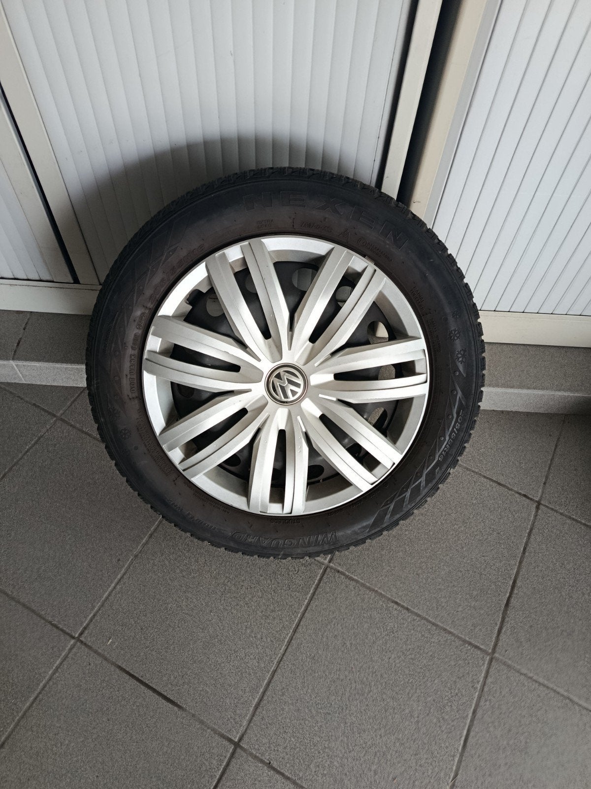 4 pneus hiver Nexen Winguard 205/55 R16 sur jantes VW, Ophalen, Gebruikt, 16 inch, Band(en)