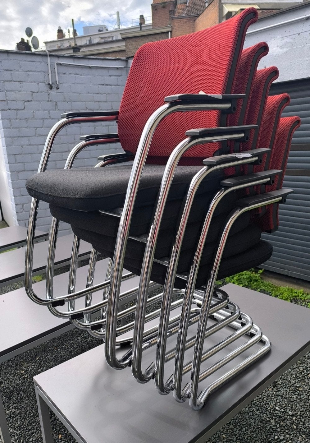 Lot de 10 chaises design empilables Coloris bordeaux - NEUF, Maison & Meubles, Enlèvement, Neuf, Rouge, Chaise de bureau