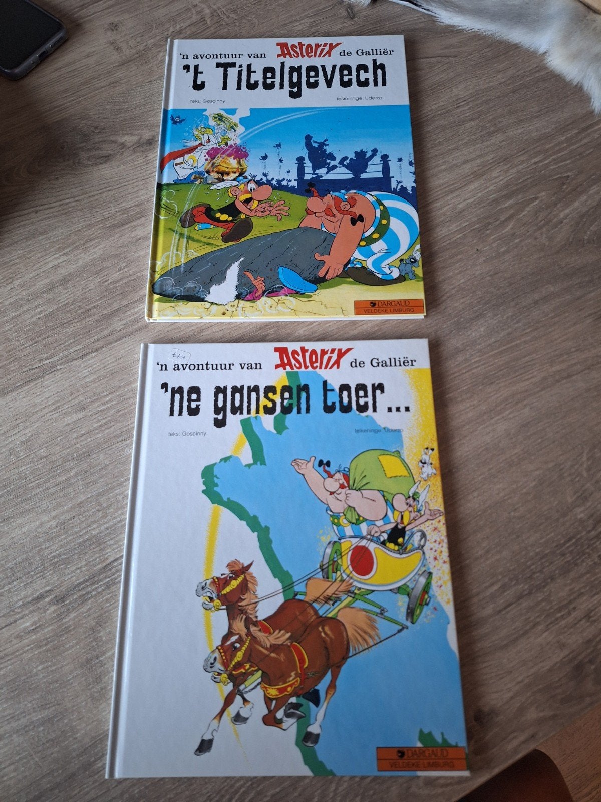 2 x asterix hardcover in limburgs dialect, Boeken, Ophalen of Verzenden