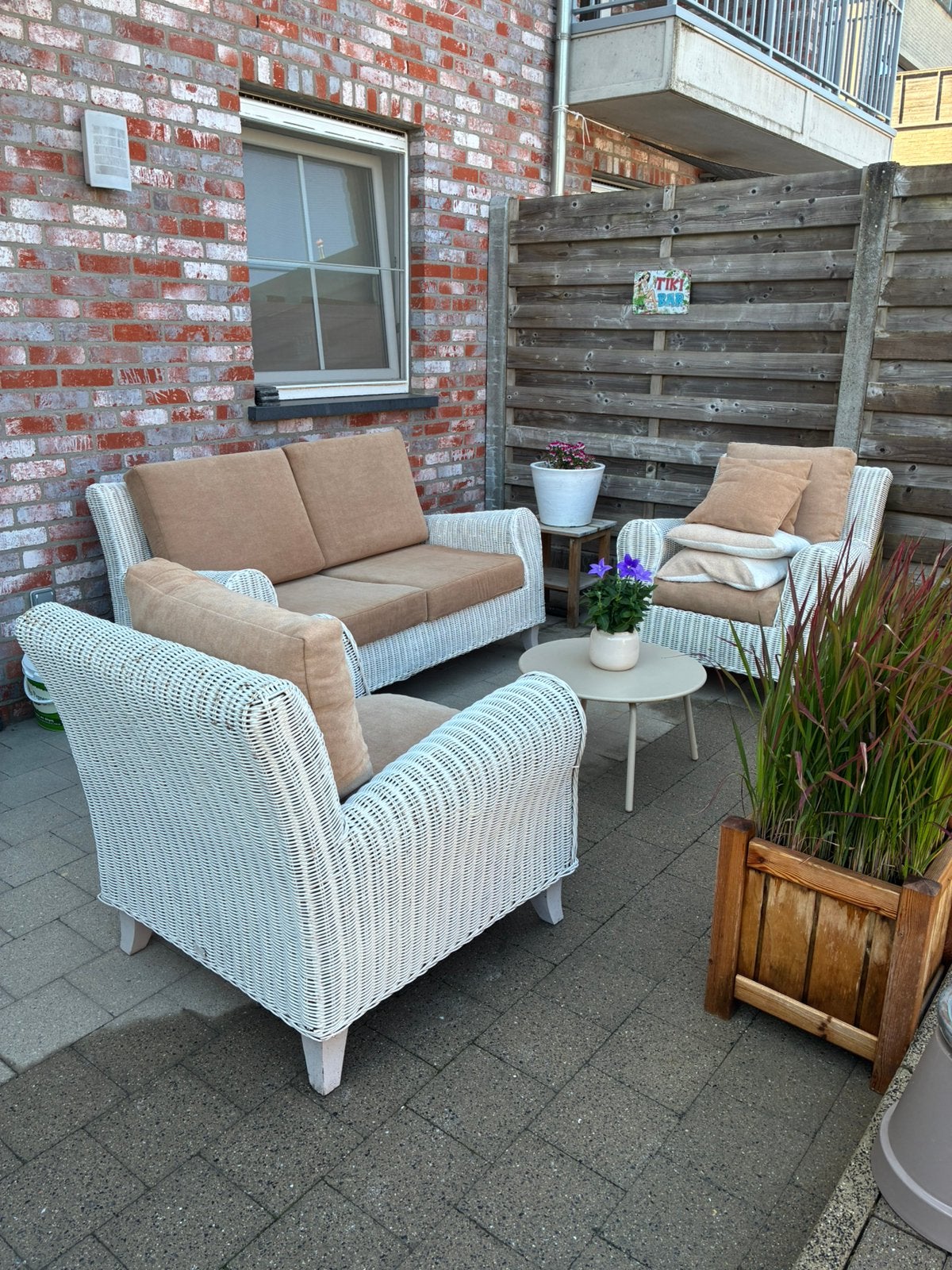loungeset mee kussen weerbestendig 2 tafels en beschermhoes, Tuin en Terras, Ophalen, Zo goed als nieuw, Hout