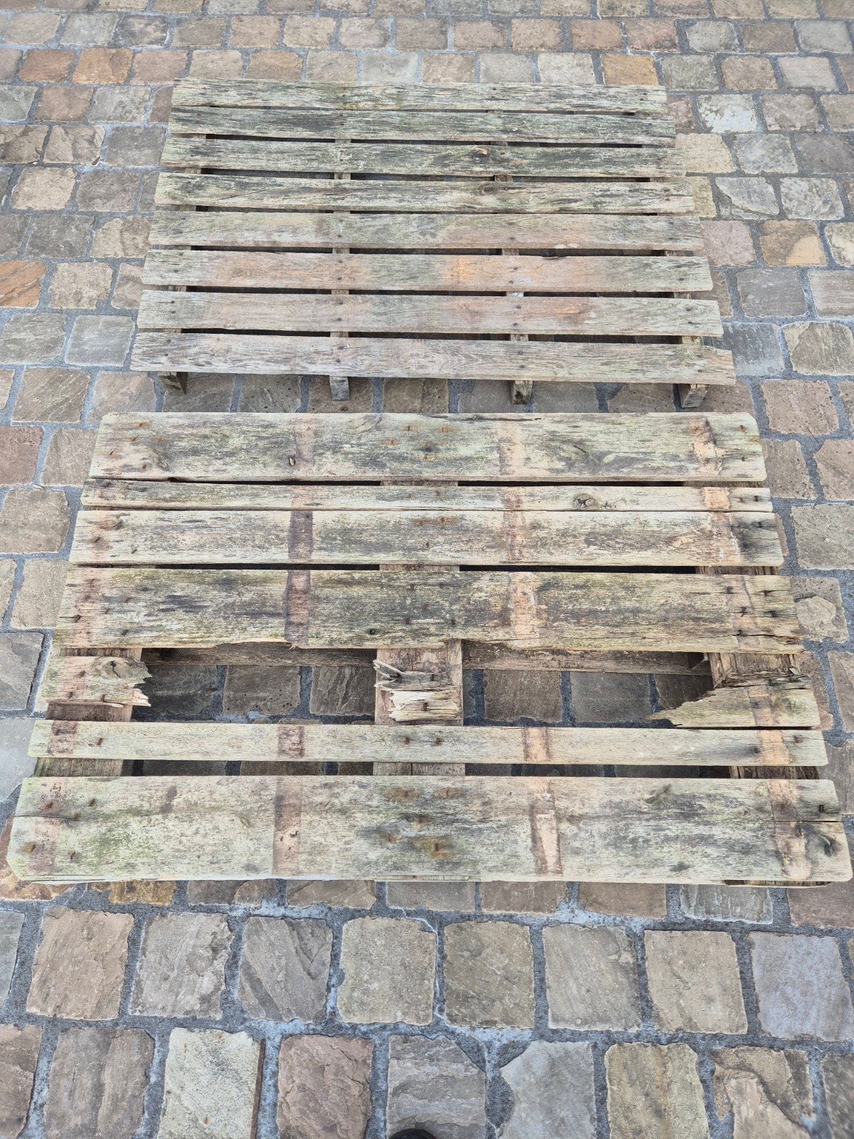 2 kapotte palletten, Ophalen