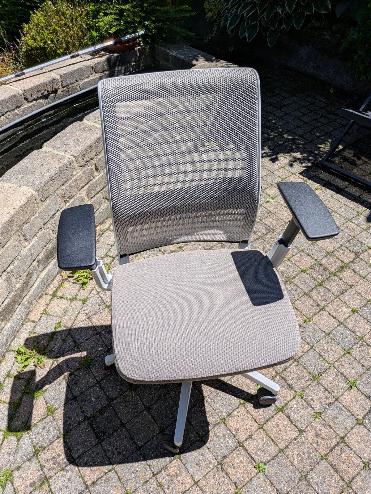 Steelcase Think V2 - Comme neuf, Maison & Meubles, Chaises de bureau, Beige, Ergonomique, Enlèvement