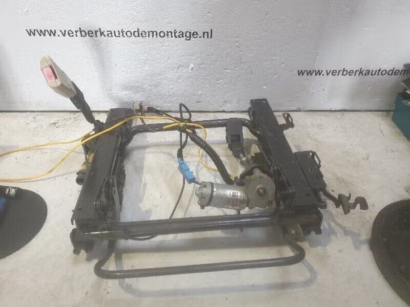 STOELRAILS LINKS VOOR Opel Omega B (25 / 26 / 27), Bahnhofsplatz 65423 Rüsselsheim am Main, DE, Gebruikt, Opel, Opel Automobile GmbH