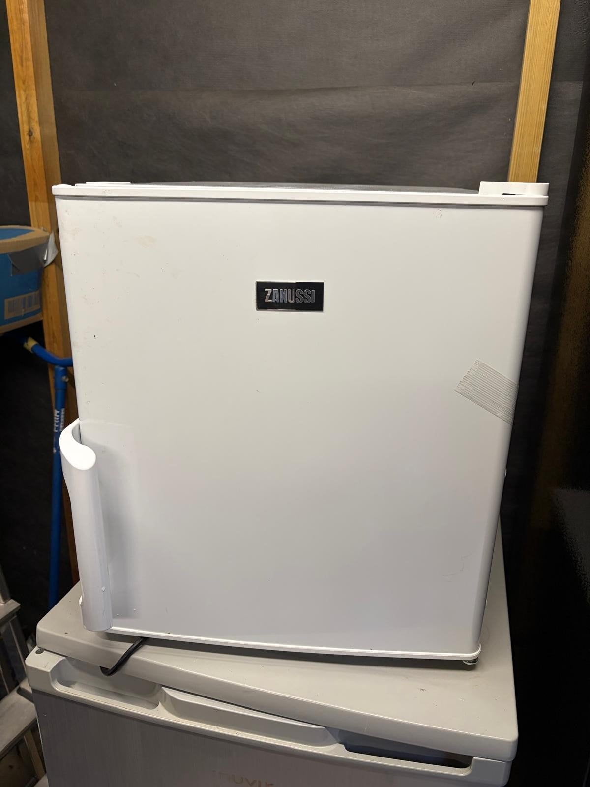 Zanussi mini diepvriezer 30L – compact – werkt  perfect, Elektronische apparatuur, Vriezers en Diepvrieskisten, Gebruikt, Minder dan 85 cm