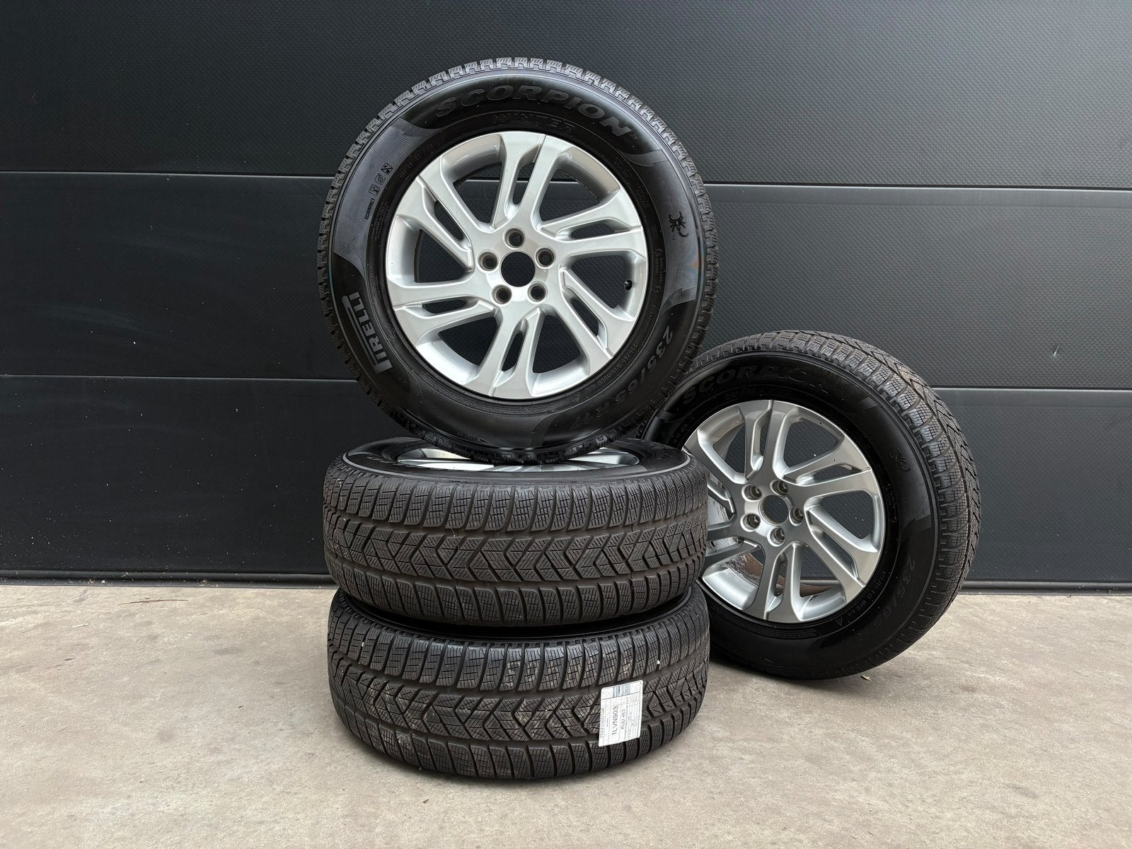 Pneus d'hiver Volvo Valder 17 » + Pirelli 235/65 R17, Autos : Pièces & Accessoires, Neuf, Pneus hiver, Véhicule de tourisme, Enlèvement
