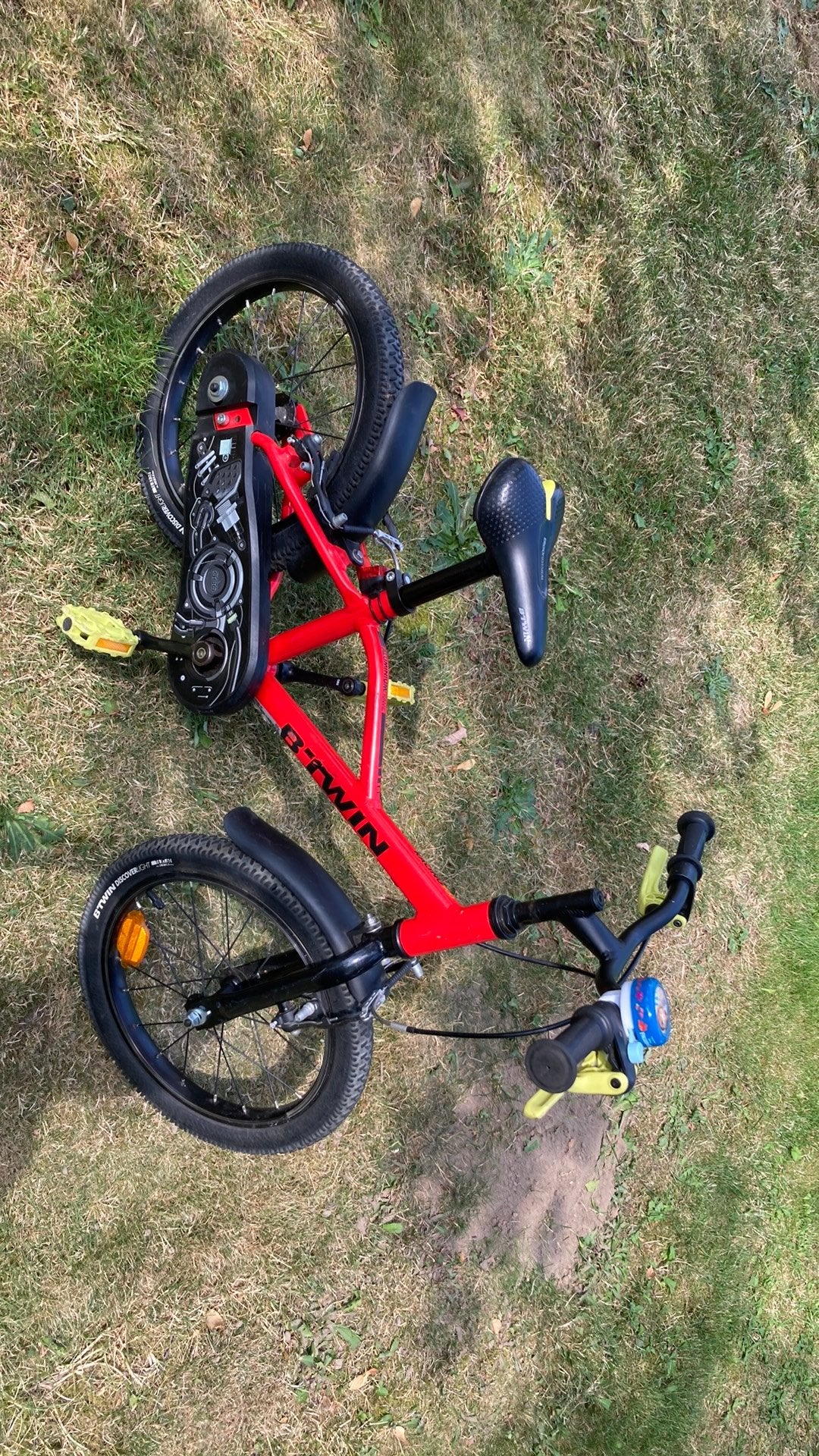 Weinig gebruikt! Fiets 16” B-Twin, Ophalen, Zo goed als nieuw, 16 tot 20 inch, Zijwieltjes