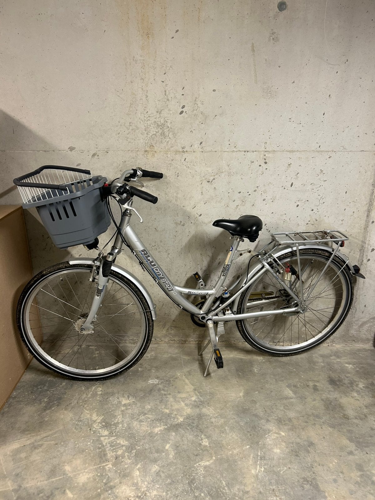 Damesfiets + hondenmand + kinderstoel, Enlèvement, Comme neuf