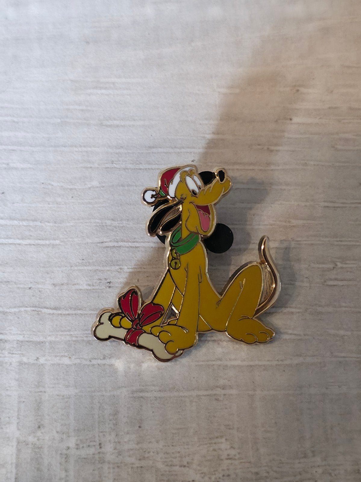 Épinglette de Noël Pluton Disneyland Paris, Collections, Disney, Enlèvement ou Envoi, Dingo ou Pluto, Utilisé, Autres types