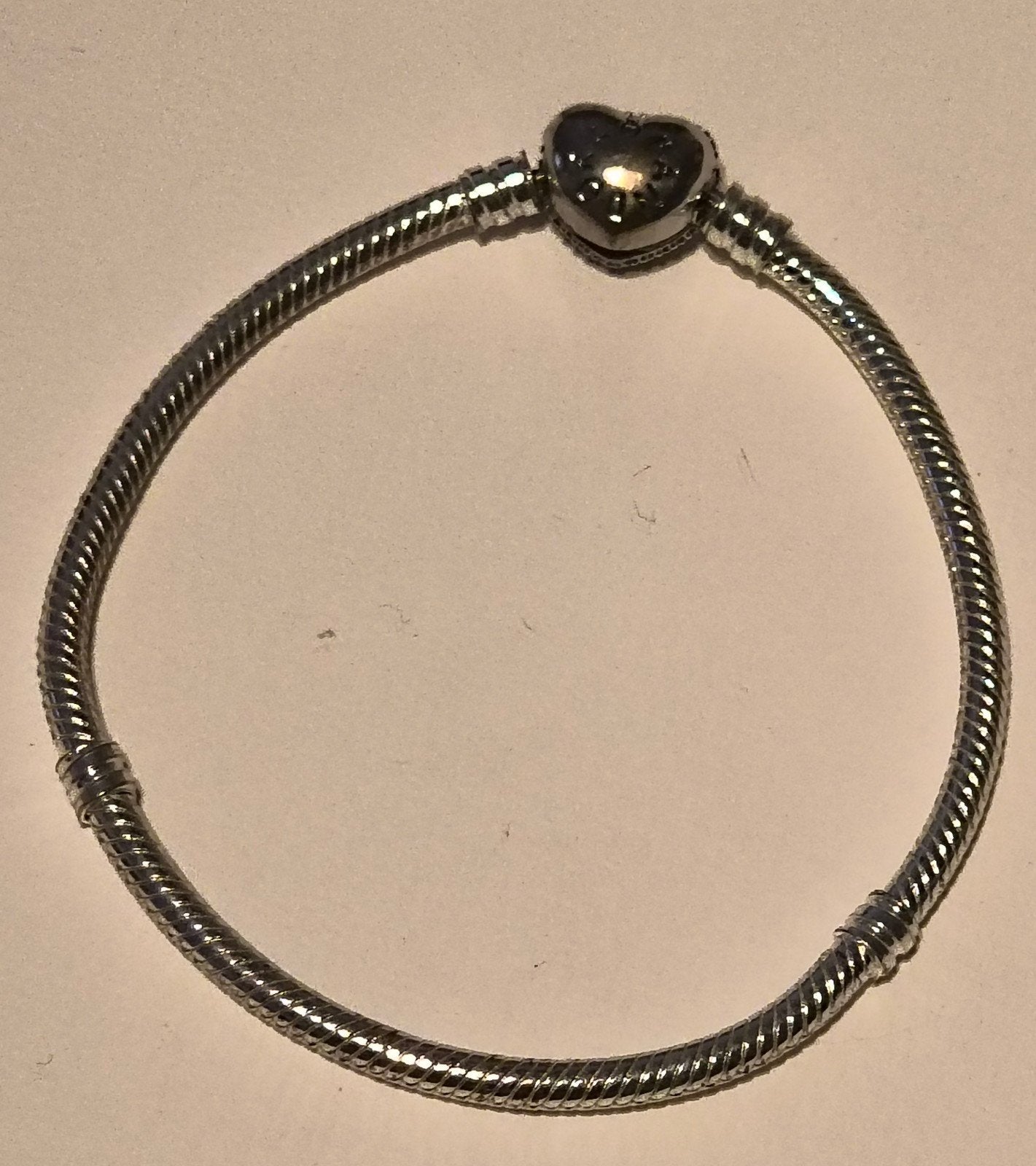 bracelet Pandora cœur, Enlèvement