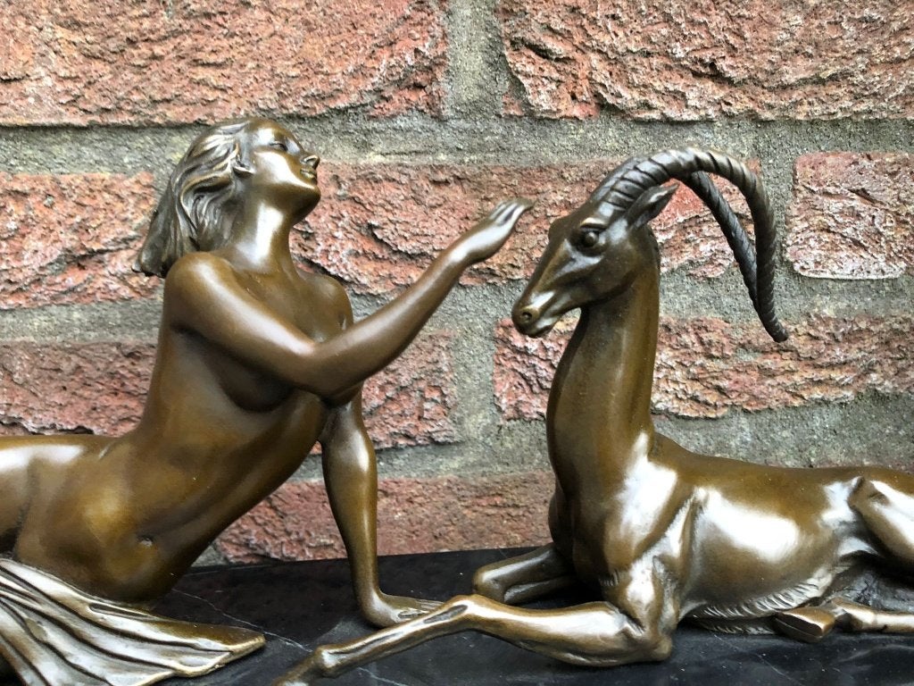bronzen schouwbeeld elegant  amazone met een antilope., Antiek en Kunst, Kunst | Beelden en Houtsnijwerken, Ophalen of Verzenden