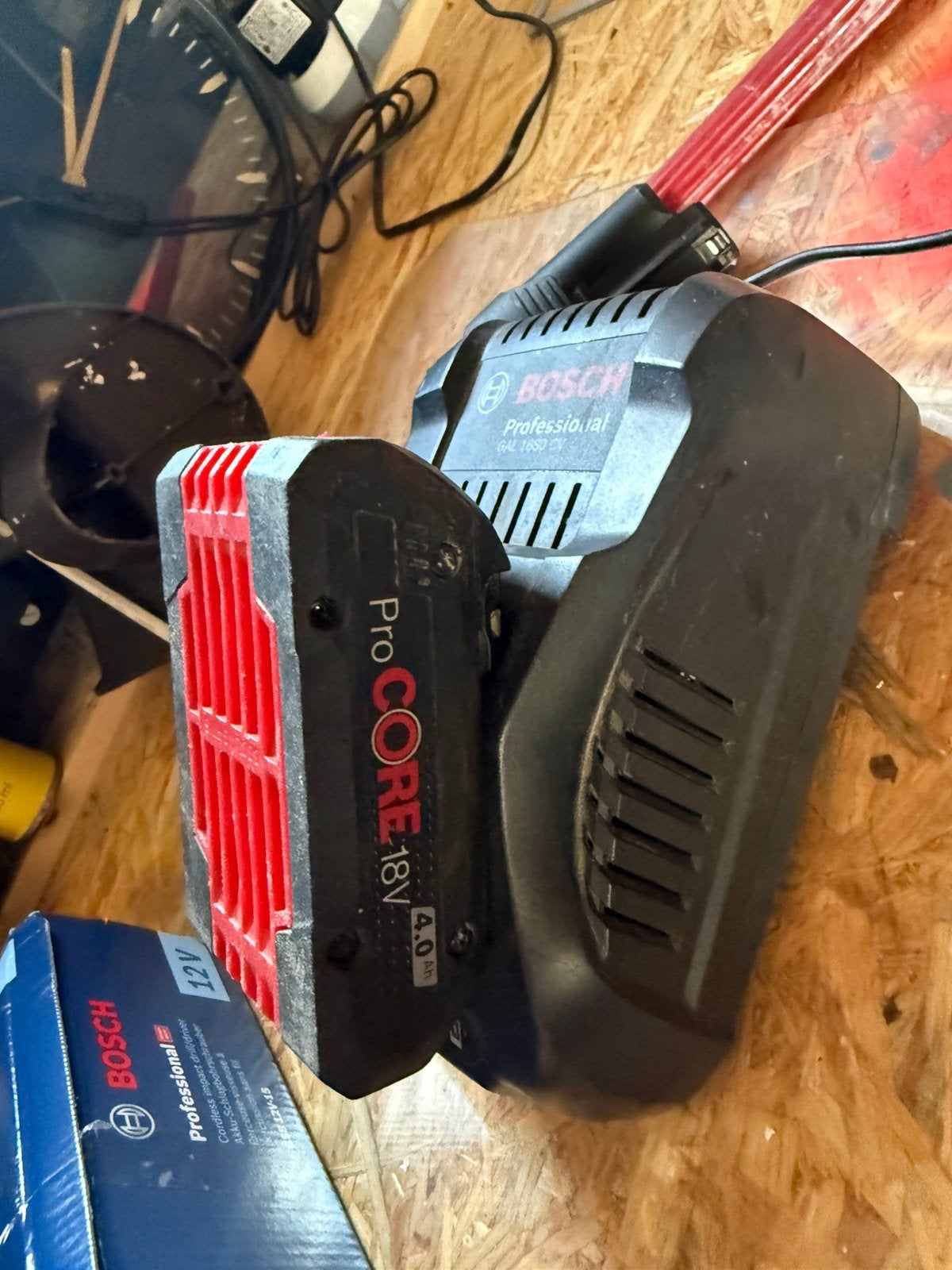 Chargeur bosch pro avec 2 batteirs, Enlèvement ou Envoi, Comme neuf