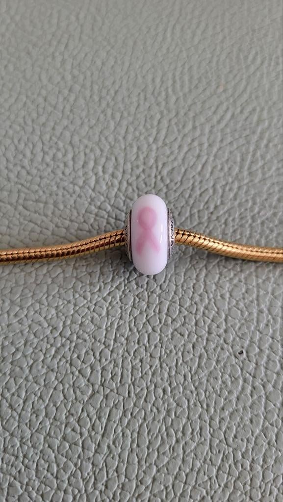 Special edition Pandora Murano glass Pink Ribbon charm., Neuf, Enlèvement ou Envoi, 1 bracelet à breloques, Pandora