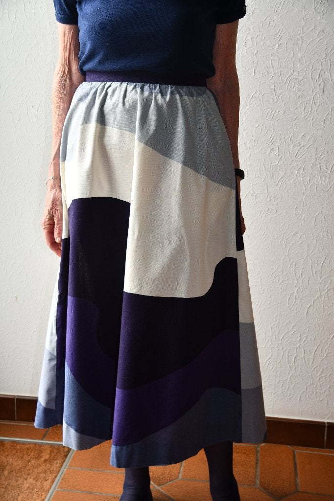 Finse designrok - maat 38, Kleding | Dames, Rokken, Zo goed als nieuw, Maat 38/40 (M), Blauw, Onder de knie, Ophalen of Verzenden