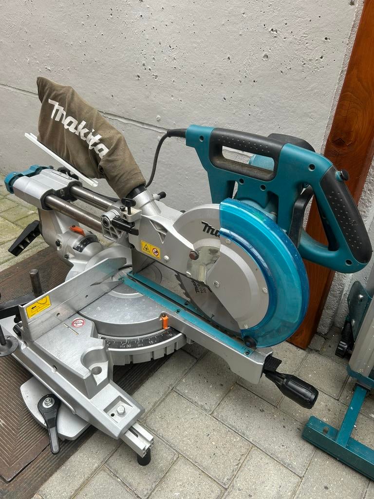Makita afkortzaag met bijhorende onderstel swt06, Ophalen, Zo goed als nieuw, Afkortzaag