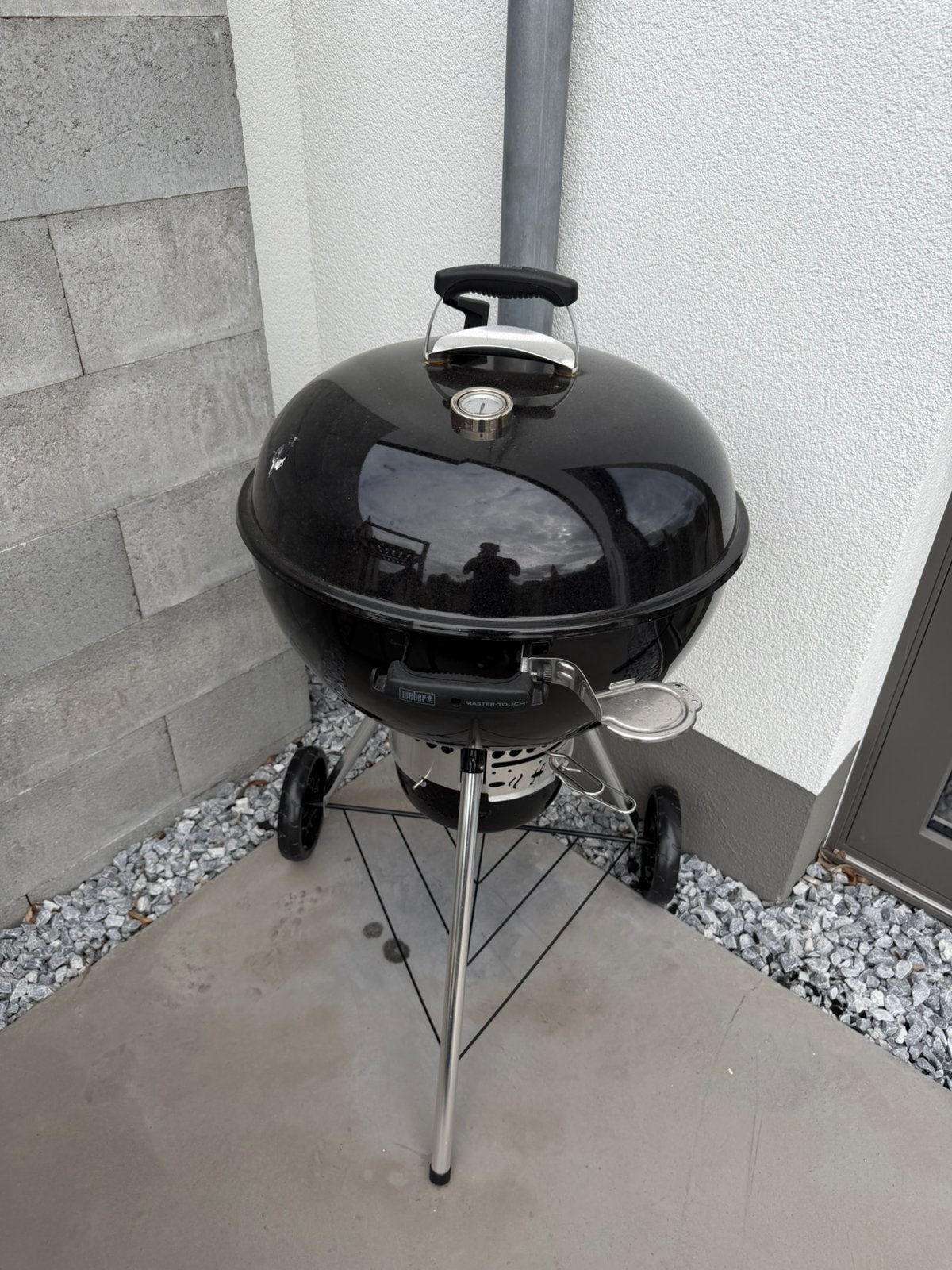 Weber Master-Touch 57 cm – Barbecue charbon + housse, Jardin & Terrasse, Barbecues au charbon de bois, Enlèvement, Utilisé