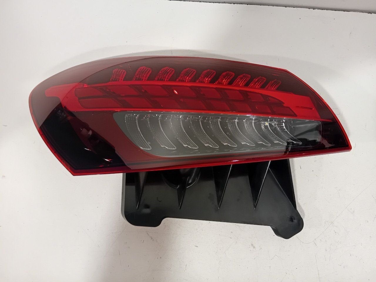 Achterlicht links buiten Mercedes-Benz E-Klasse, Onderdelen@venauto.nl, Van der Ven Autorecycling B.V., Ettenseweg 76, 4706 PB Roosendaal, The Netherlands