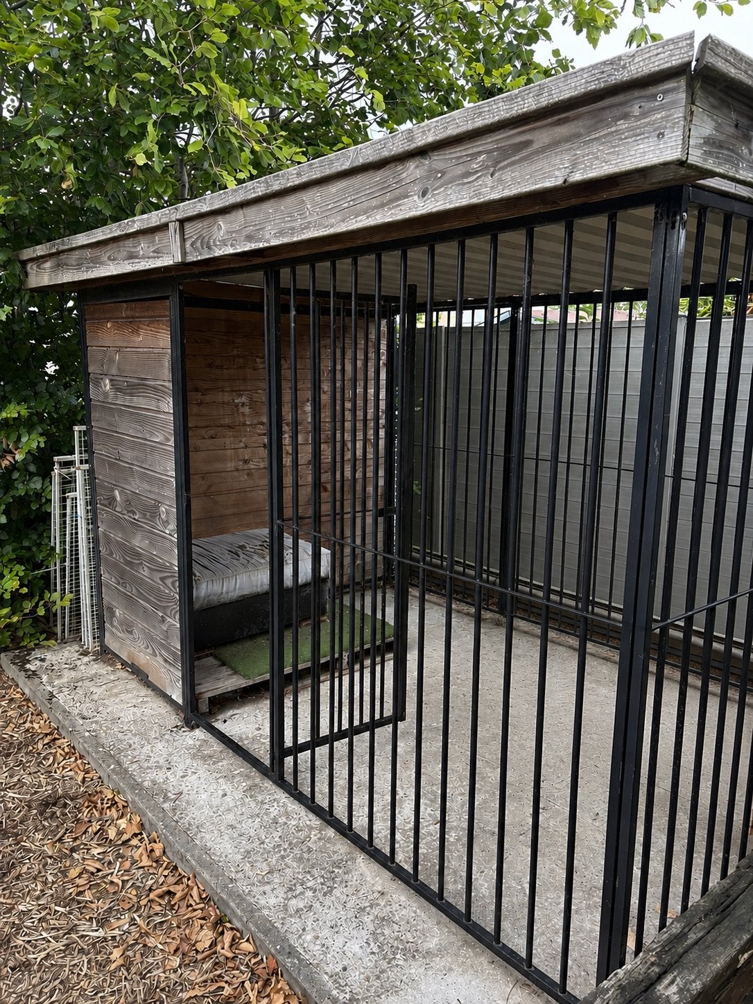 Hondenren/hondenhok (Douglas hout & metaal)–306 x 200 cm, Ophalen