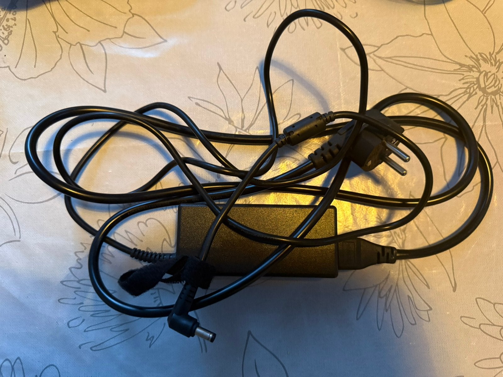 Senic AC-adapter 19v, Ophalen of Verzenden, Zo goed als nieuw