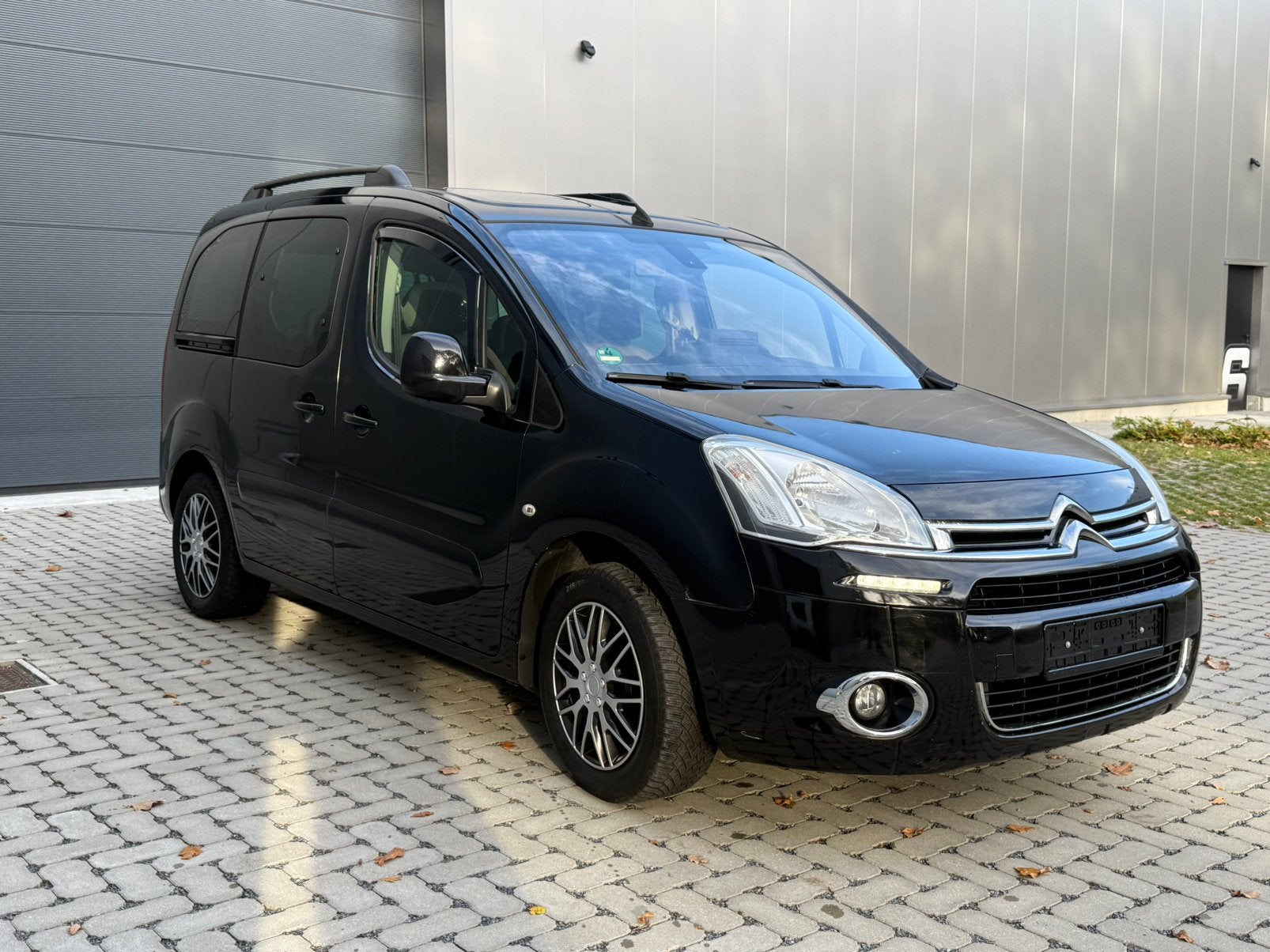 Citroen. Berlingo 5zits /airco/benzine/pano/gvv/euro6, Parkeerassistent, 4 cilinders, Zwart, Grijs