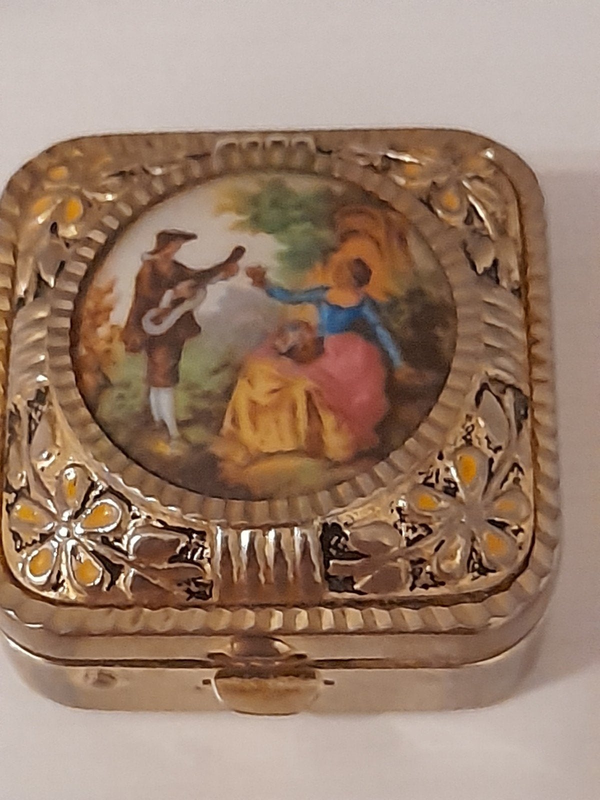Jolie boîte avec une scène, Enlèvement ou Envoi