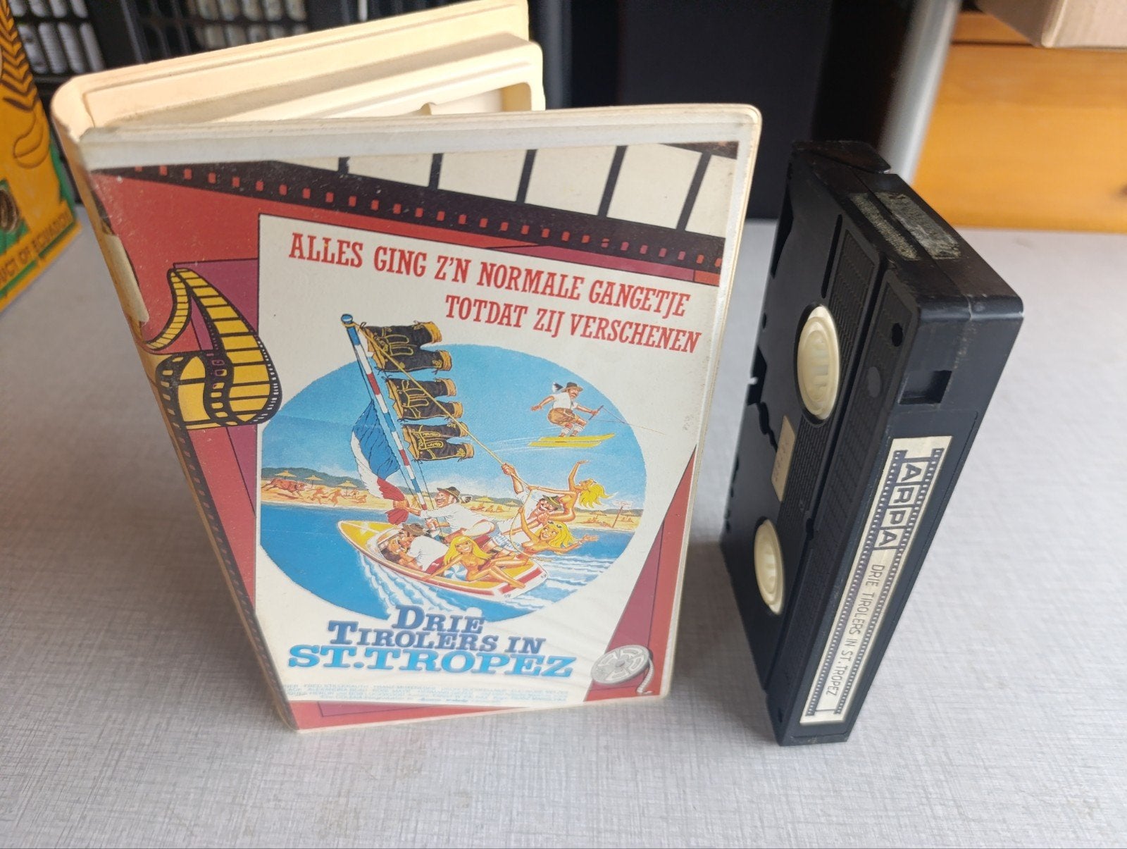 VHS ex rental Drie tirolers in Saint Tropez, Ophalen of Verzenden, VHS